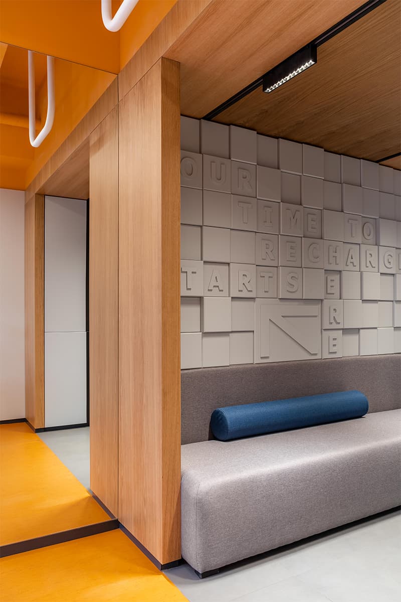 Динамичный интерьер для просторного офиса IT-компании – проект бюро Zarya Development