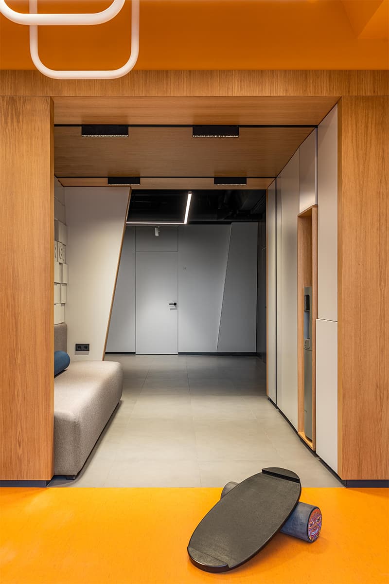 Динамичный интерьер для просторного офиса IT-компании – проект бюро Zarya Development