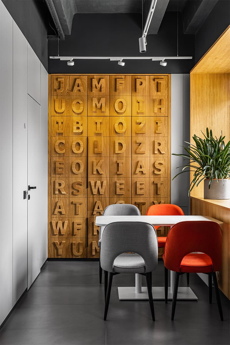 Динамичный интерьер для просторного офиса IT-компании – проект бюро Zarya Development