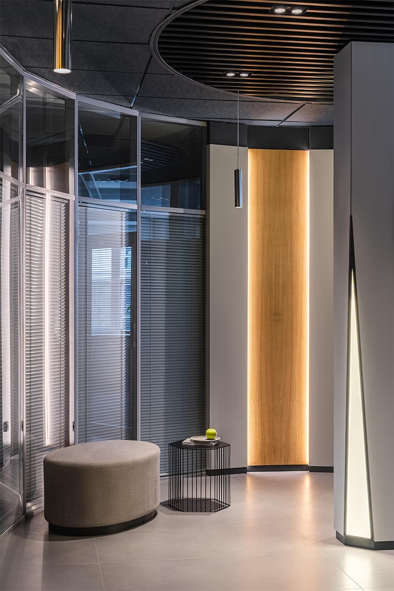 Динамичный интерьер для просторного офиса IT-компании – проект бюро Zarya Development