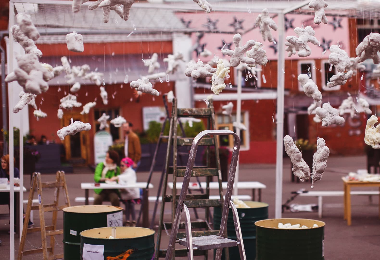 Художник Олег Кулик и его перформанс