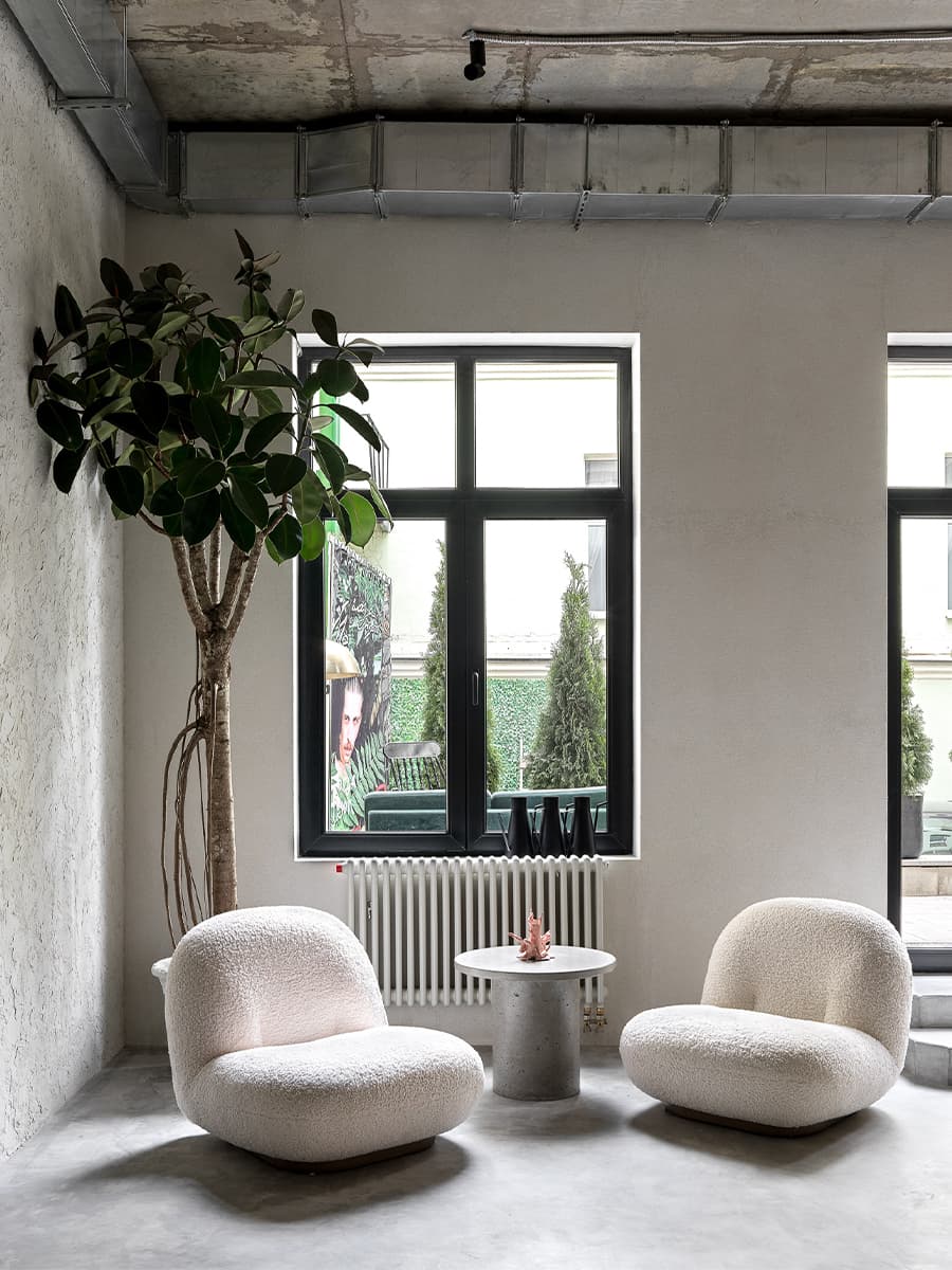 Бетон, текстиль и искусство в интерьере массажной мастерской – проект Софии Левченко