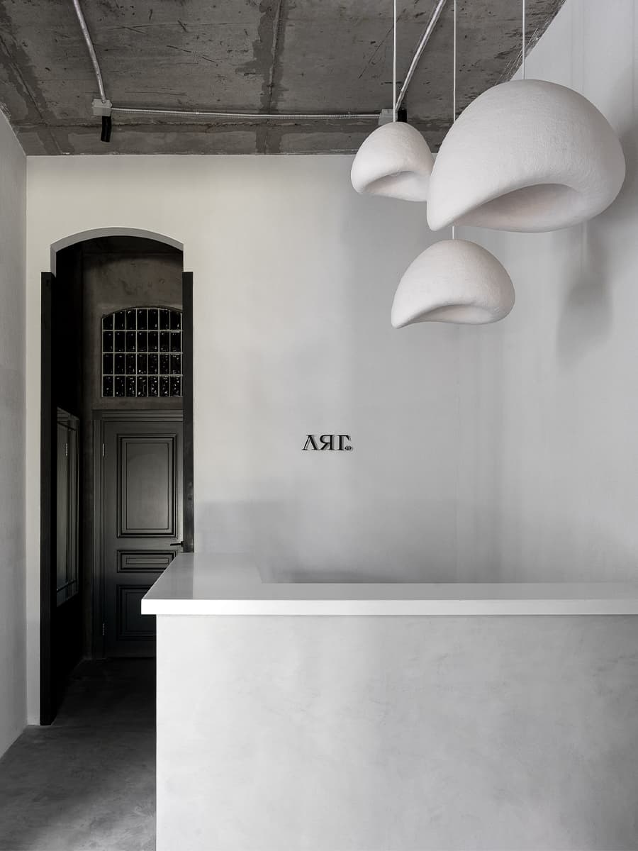 Бетон, текстиль и искусство в интерьере массажной мастерской – проект Софии Левченко