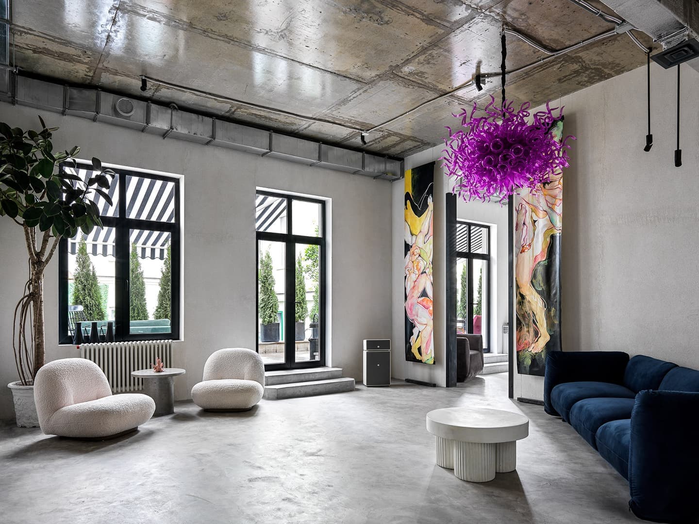 Бетон, текстиль и искусство в интерьере массажной мастерской – проект Софии Левченко