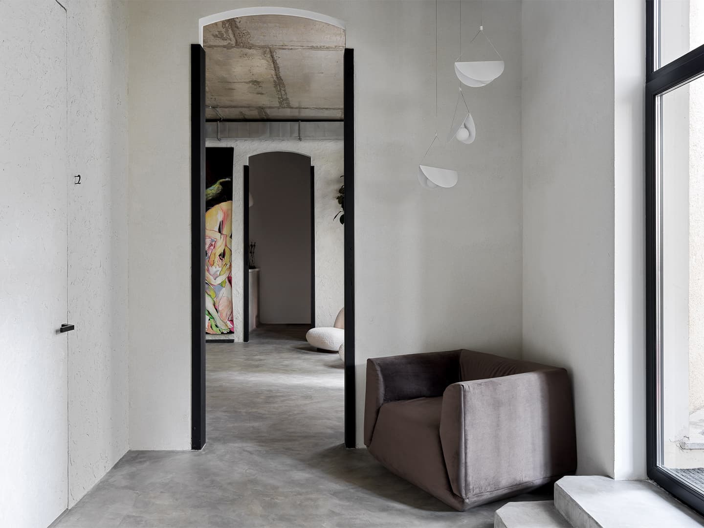 Бетон, текстиль и искусство в интерьере массажной мастерской – проект Софии Левченко