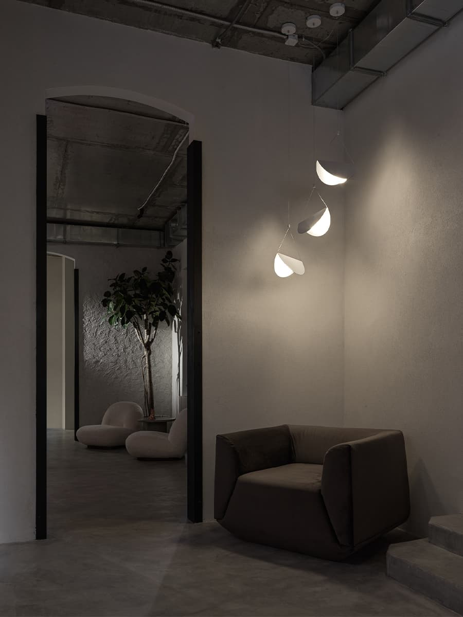 Бетон, текстиль и искусство в интерьере массажной мастерской – проект Софии Левченко