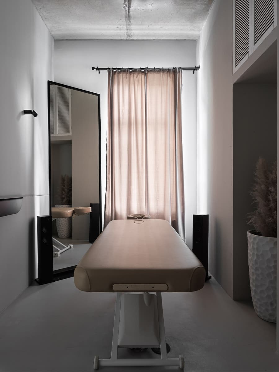 Бетон, текстиль и искусство в интерьере массажной мастерской – проект Софии Левченко