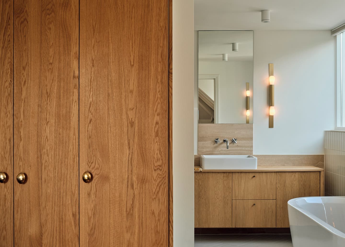 Интерьер двухэтажного семейного коттеджа в природных оттенках – проект Studio Modijefsky