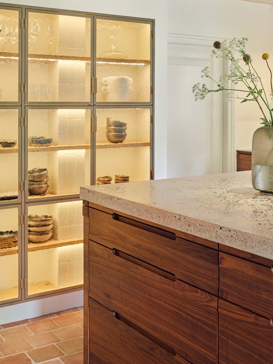 Интерьер двухэтажного семейного коттеджа в природных оттенках – проект Studio Modijefsky