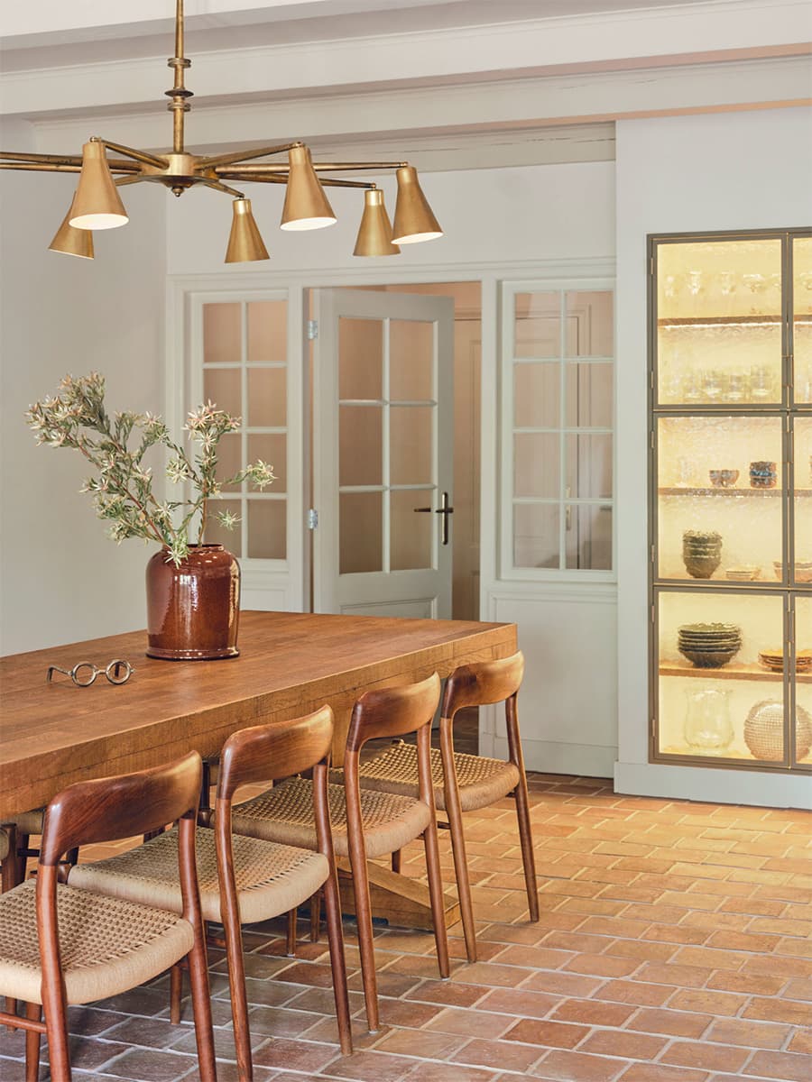 Интерьер двухэтажного семейного коттеджа в природных оттенках – проект Studio Modijefsky