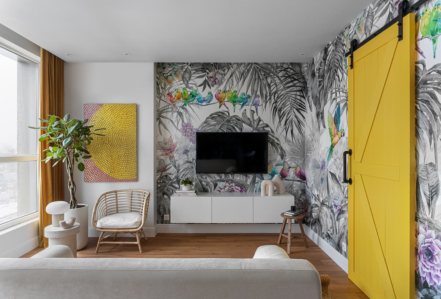 Тропический интерьер с анималистическими деталями и ремесленным декором – проект Ирины Шевченко