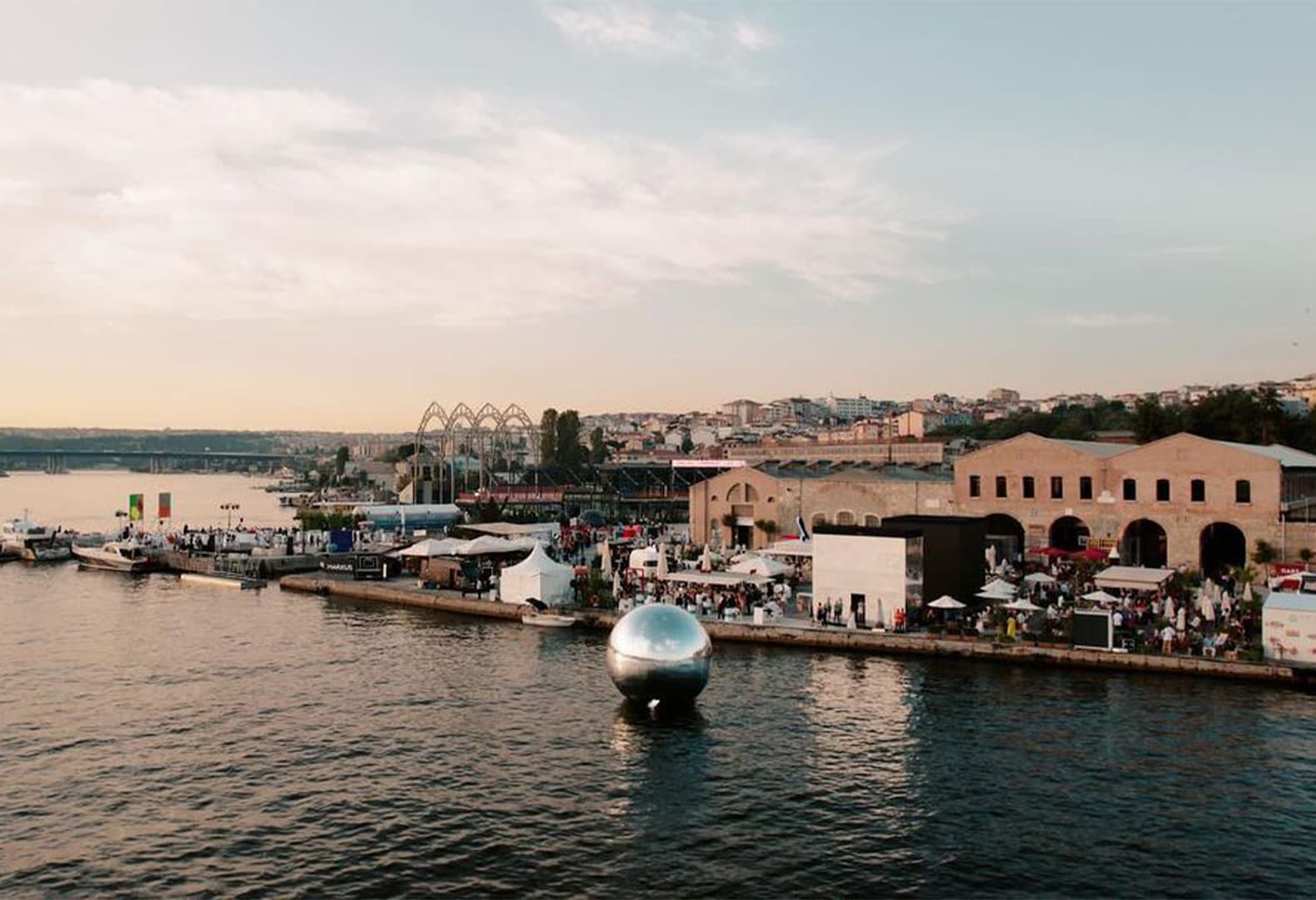 Вид на скульптуру SPEKTRUM Гювенча Озеля. Фото: Contemporary Istanbul