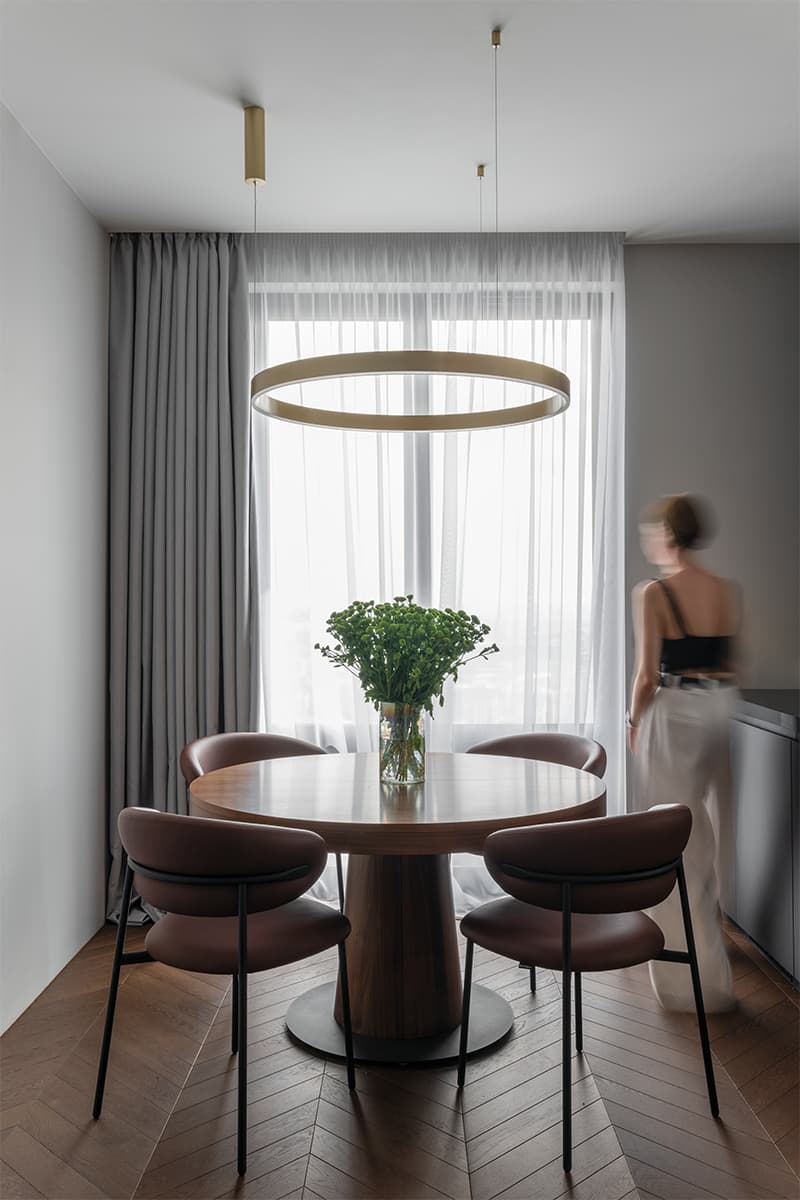 Монохромный интерьер с теплой обеденной группой и выразительными панно – проект Poisk Bureau
