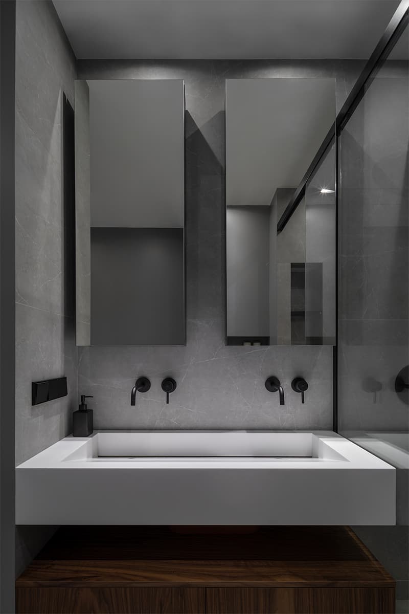 Монохромный интерьер с теплой обеденной группой и выразительными панно – проект Poisk Bureau