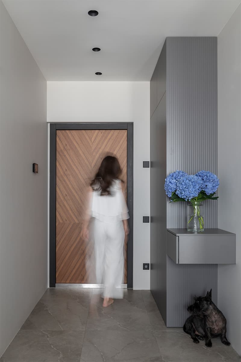 Монохромный интерьер с теплой обеденной группой и выразительными панно – проект Poisk Bureau