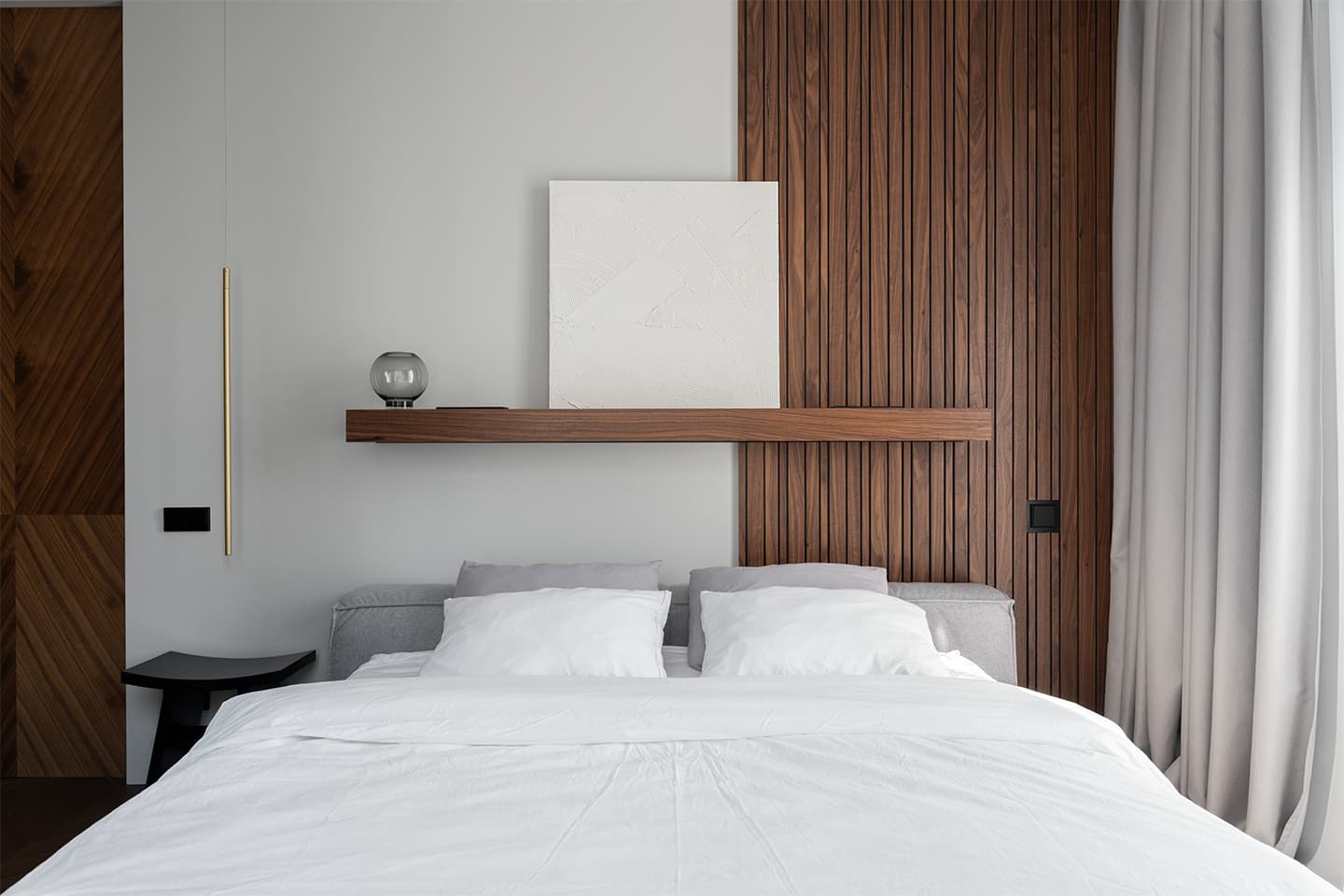 Монохромный интерьер с теплой обеденной группой и выразительными панно – проект Poisk Bureau