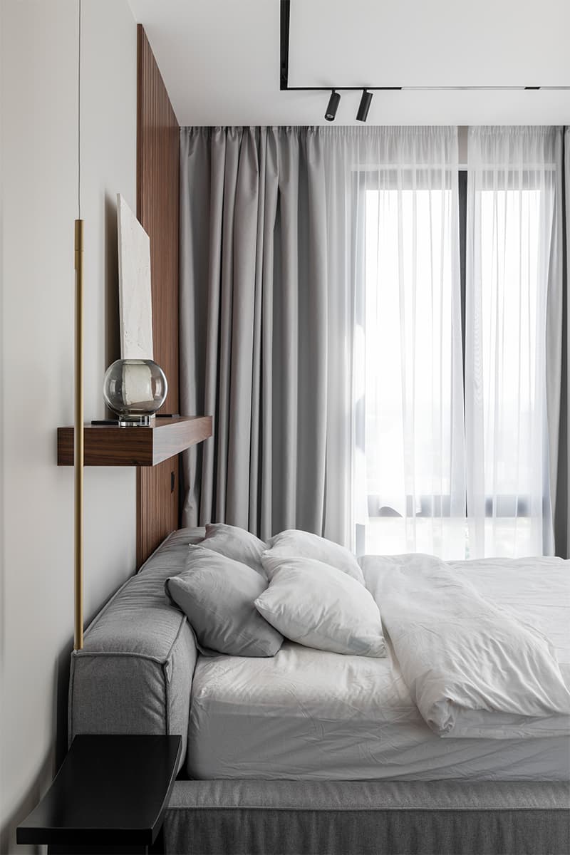 Монохромный интерьер с теплой обеденной группой и выразительными панно – проект Poisk Bureau