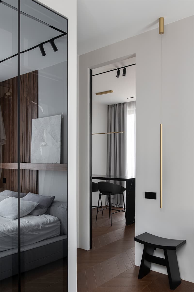 Монохромный интерьер с теплой обеденной группой и выразительными панно – проект Poisk Bureau