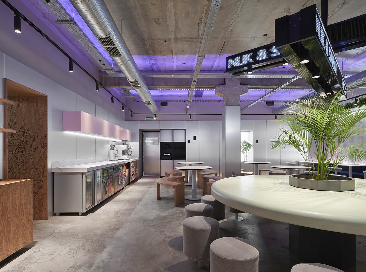 Контрастный микс лепнины, графики и стали в интерьере ресторана – проект sens bureau