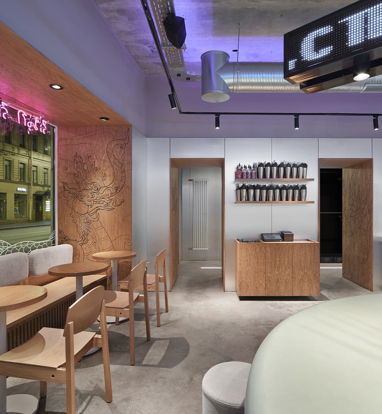 Контрастный микс лепнины, графики и стали в интерьере ресторана – проект sens bureau