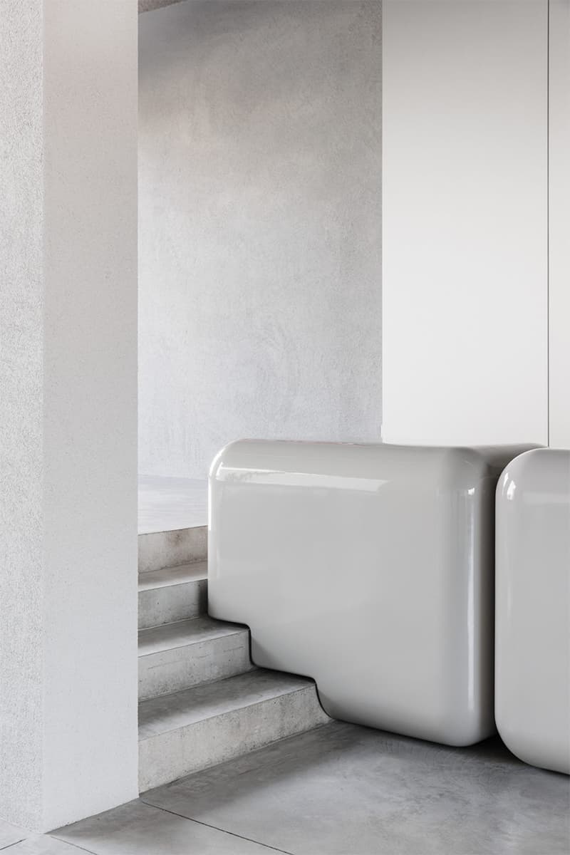 Бетон, сталь и яркая мебель в интерьере галереи современного искусства – проект 5AM Studio