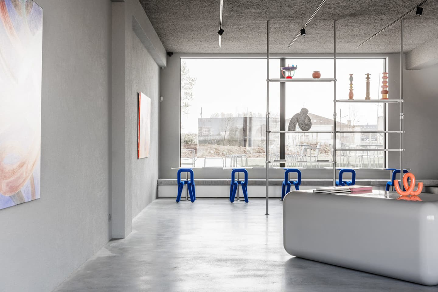 Бетон, сталь и яркая мебель в интерьере галереи современного искусства – проект 5AM Studio
