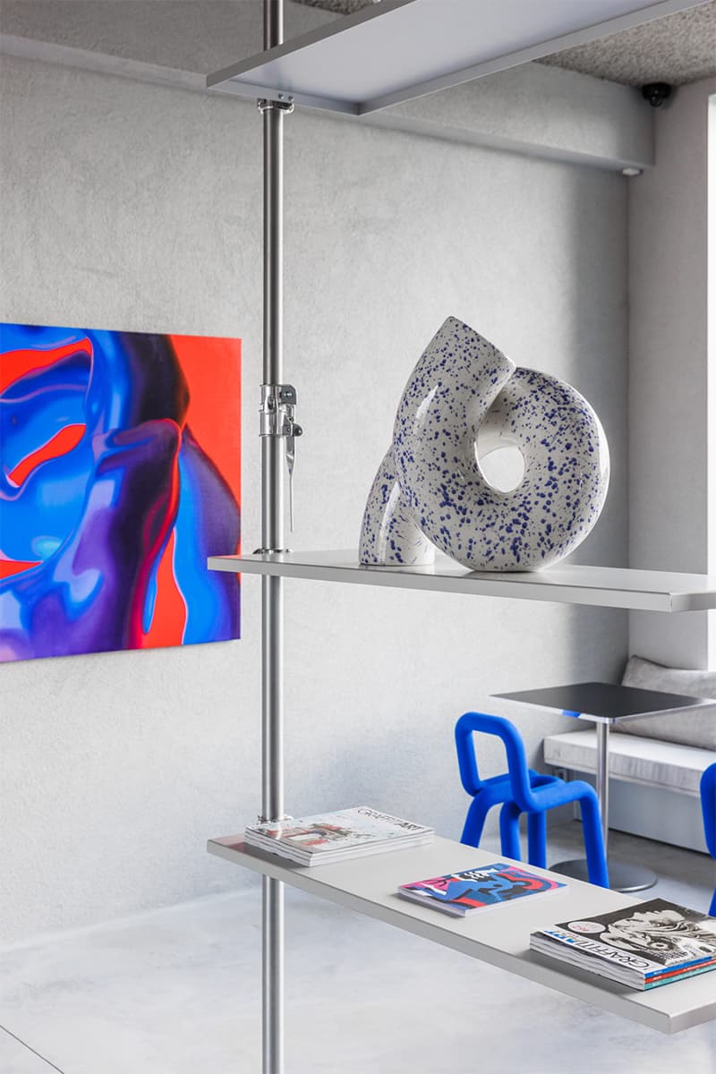 Бетон, сталь и яркая мебель в интерьере галереи современного искусства – проект 5AM Studio