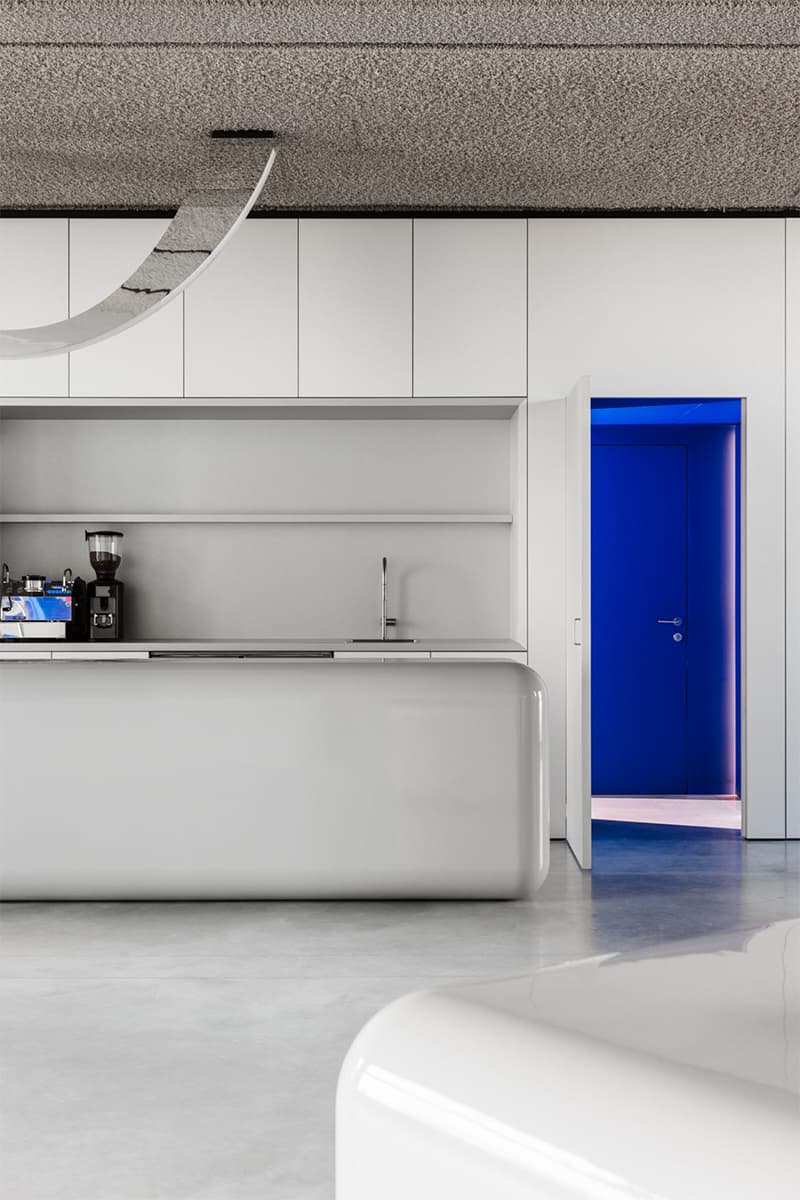 Бетон, сталь и яркая мебель в интерьере галереи современного искусства – проект 5AM Studio