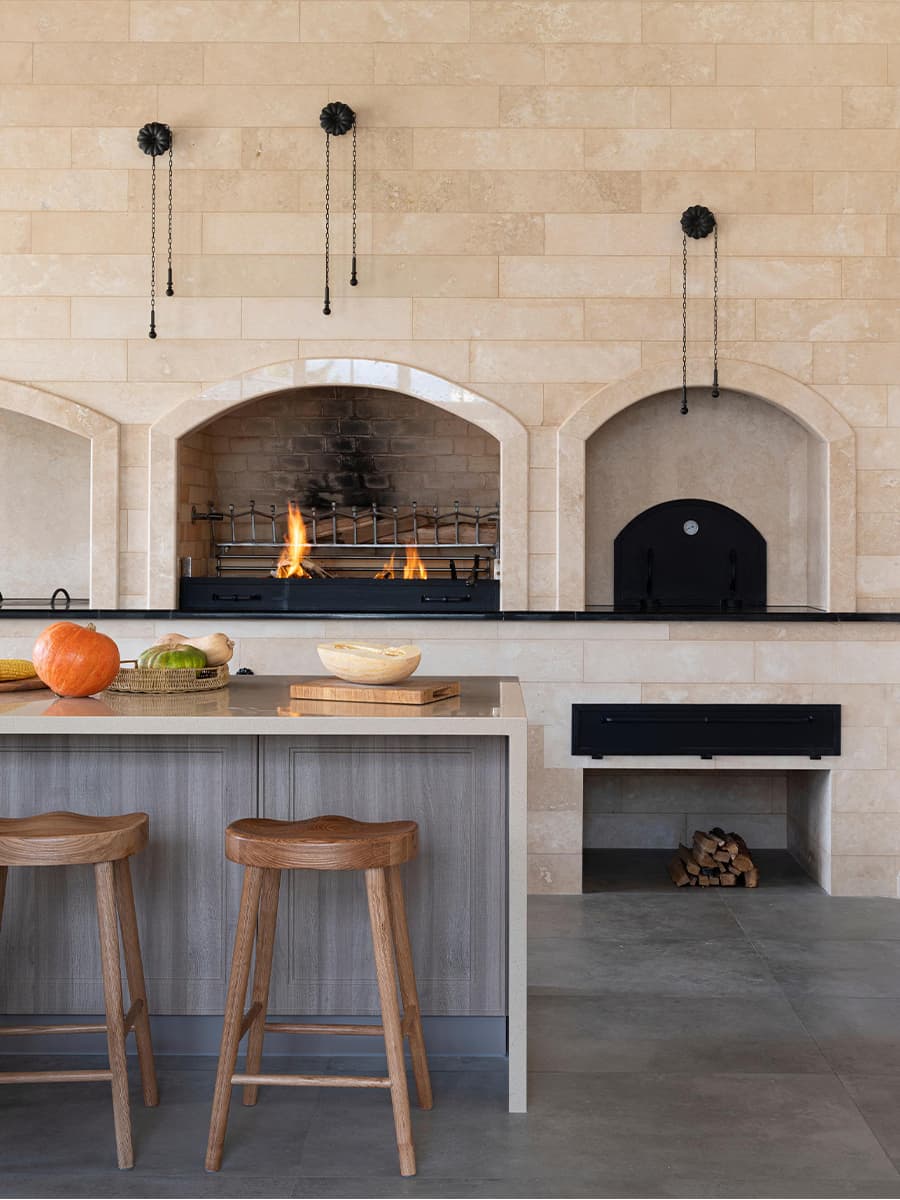 Уютный интерьер беседки с печным комплексом – проект Янины Филипповой