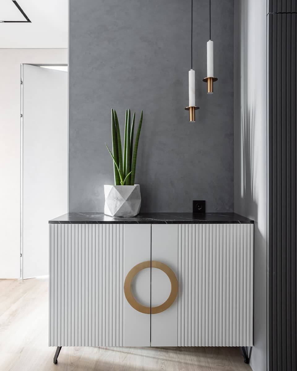 Темный интерьер с необычной планировкой и игрой отражений – проект Ольги Богдановой