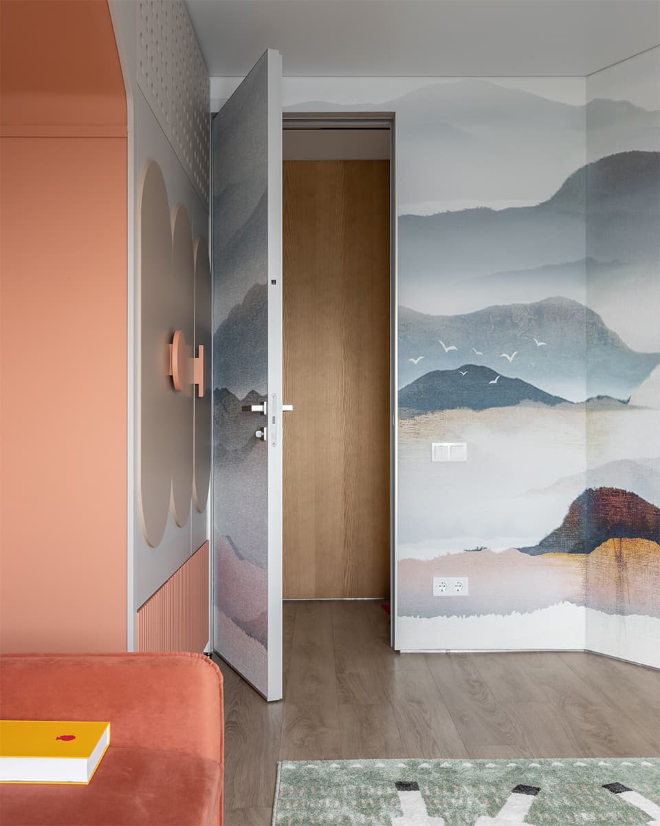 Темный интерьер с необычной планировкой и игрой отражений – проект Ольги Богдановой