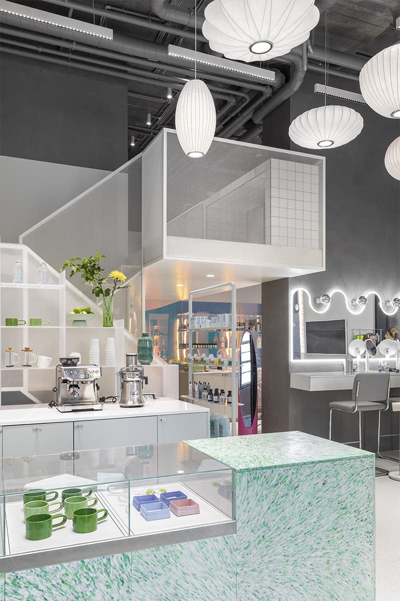 Интерьер бьюти-бара с винтажными креслами и мебелью из переработанного пластика – проект Марии Катарьян