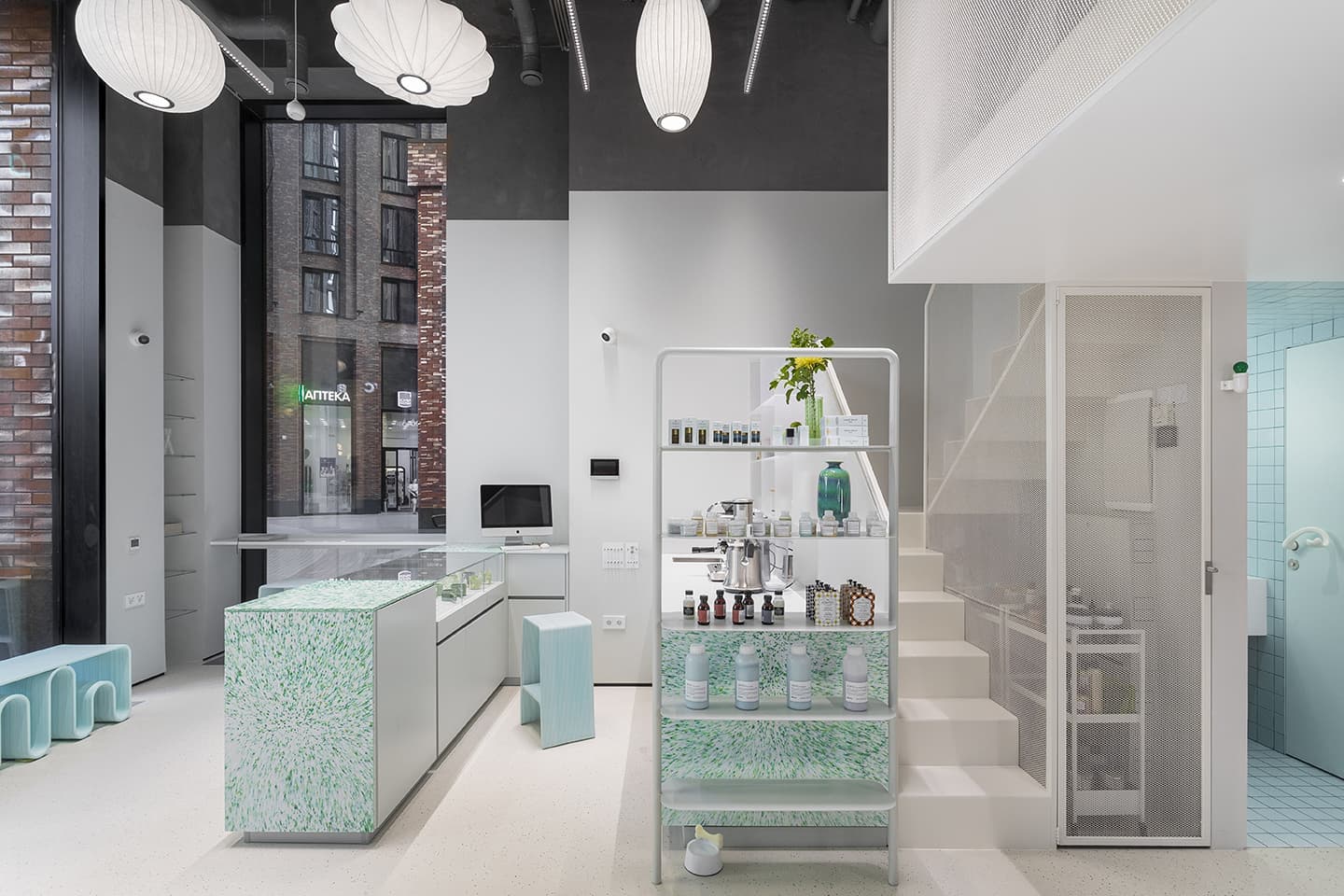 Интерьер бьюти-бара с винтажными креслами и мебелью из переработанного пластика – проект Марии Катарьян