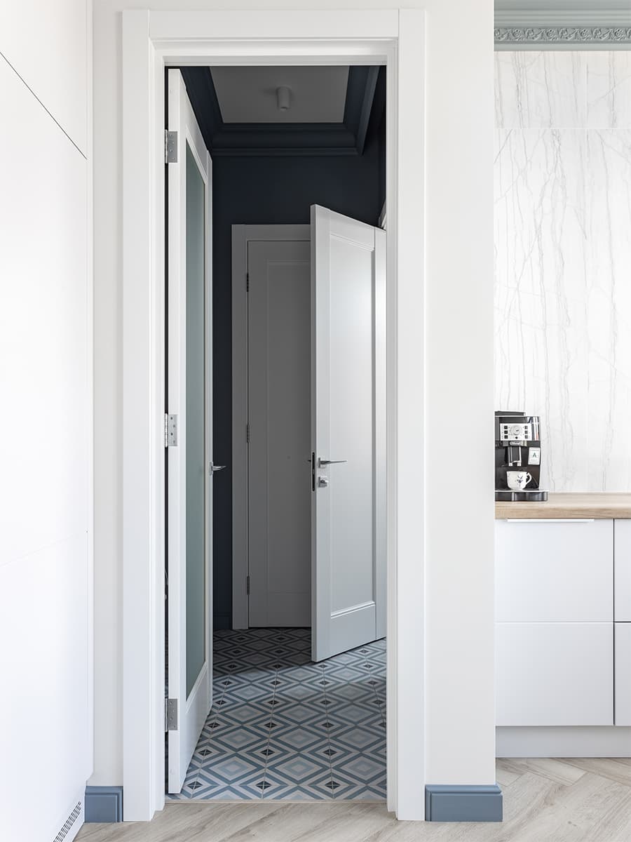 Холодные тона и эклектичная мебель в интерьере семейной квартиры – проект Яны Петровой