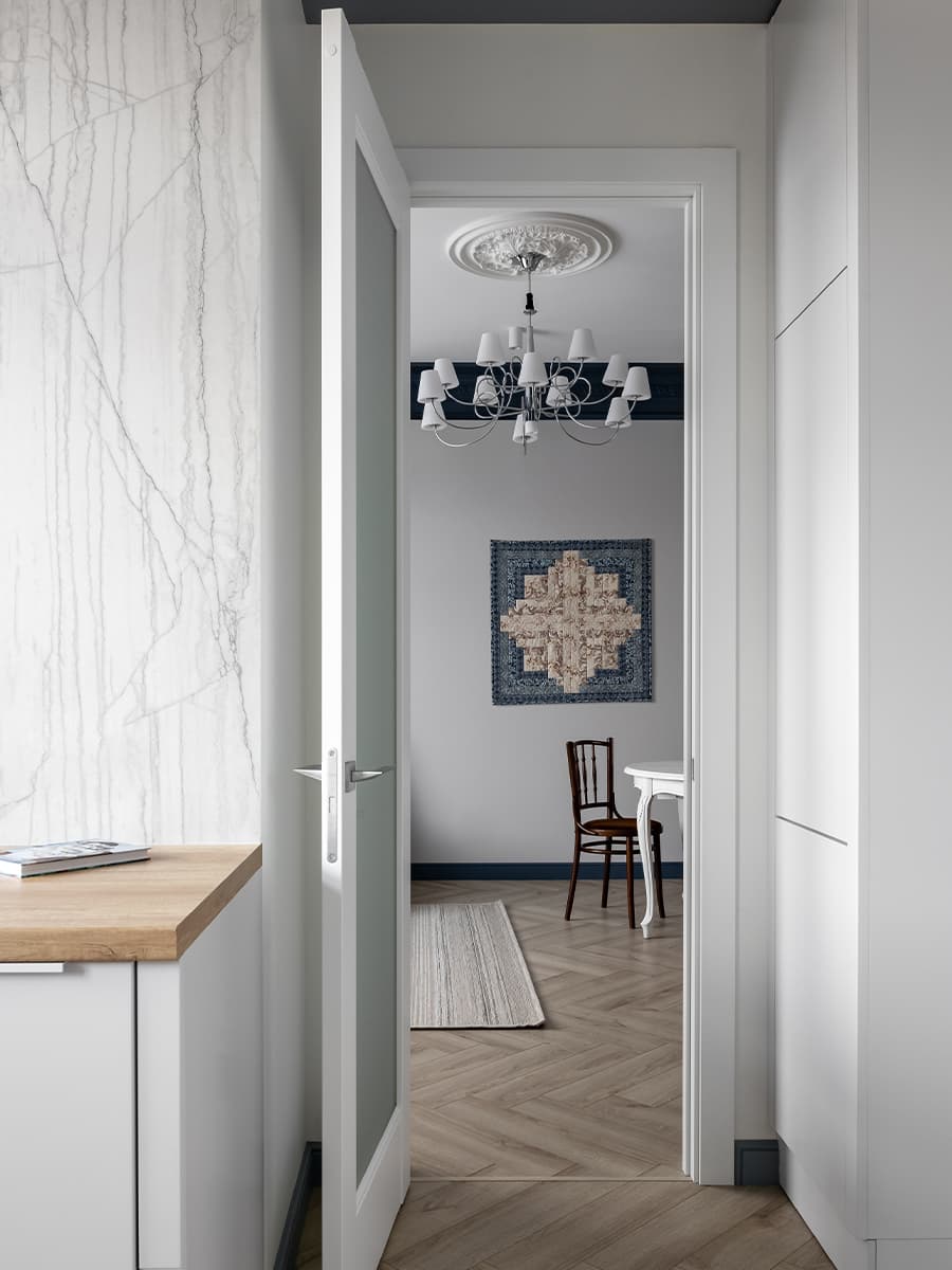 Холодные тона и эклектичная мебель в интерьере семейной квартиры – проект Яны Петровой
