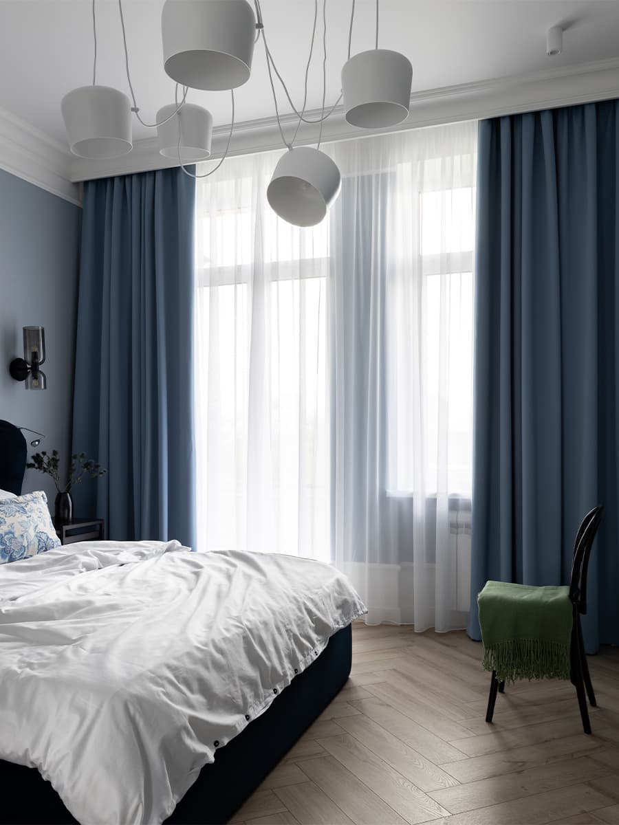 Холодные тона и эклектичная мебель в интерьере семейной квартиры – проект Яны Петровой