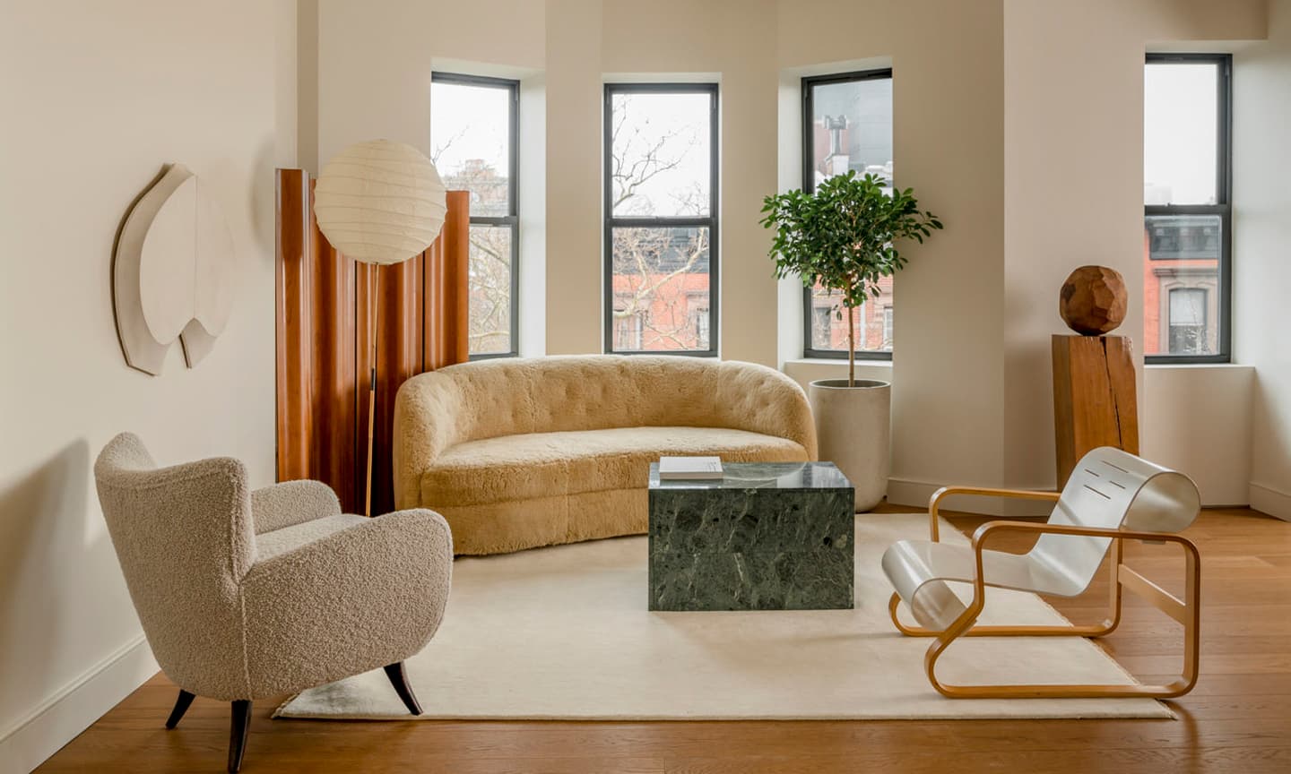 Из 1960-х в наши дни: мягкое преображение нью-йоркских апартаментов – проект Сельмы Аккари и Равана Мукаддаса