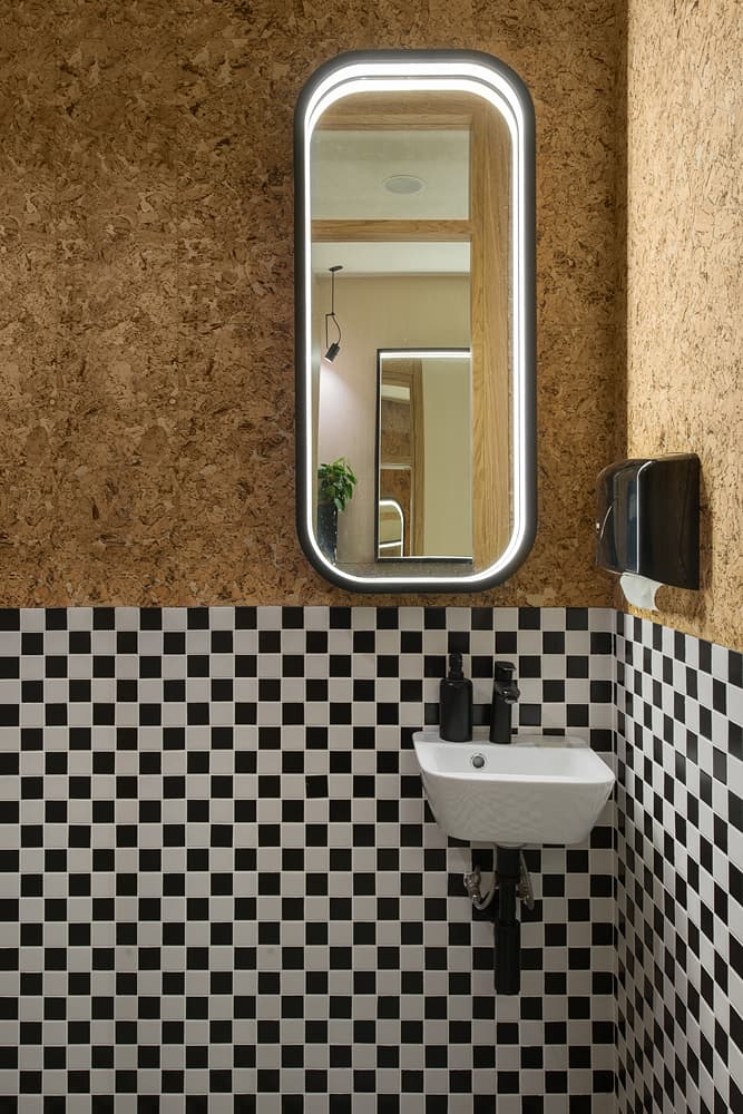 Контрастный интерьер кофейни с ярко-синими акцентами – проект бюро ARCHPOINT