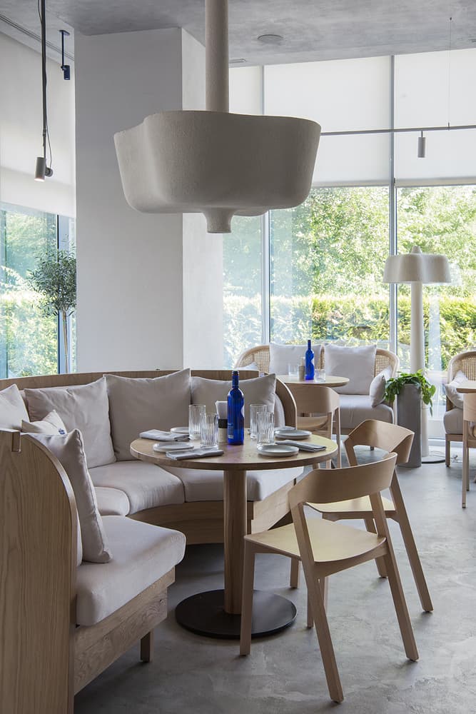 Контрастный интерьер кофейни с ярко-синими акцентами – проект бюро ARCHPOINT