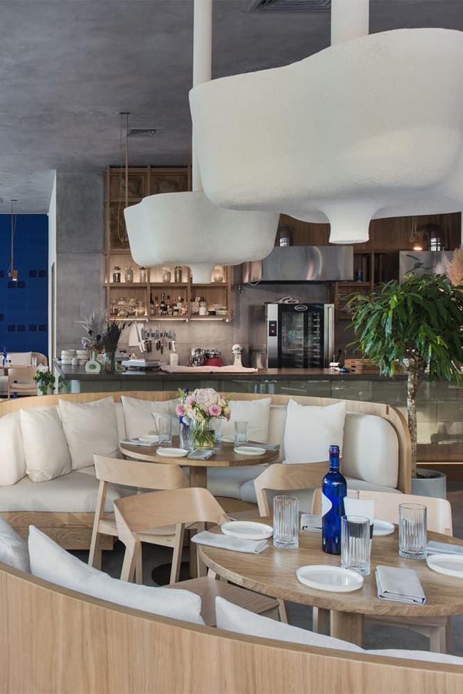 Контрастный интерьер кофейни с ярко-синими акцентами – проект бюро ARCHPOINT