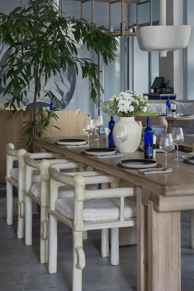 Контрастный интерьер кофейни с ярко-синими акцентами – проект бюро ARCHPOINT