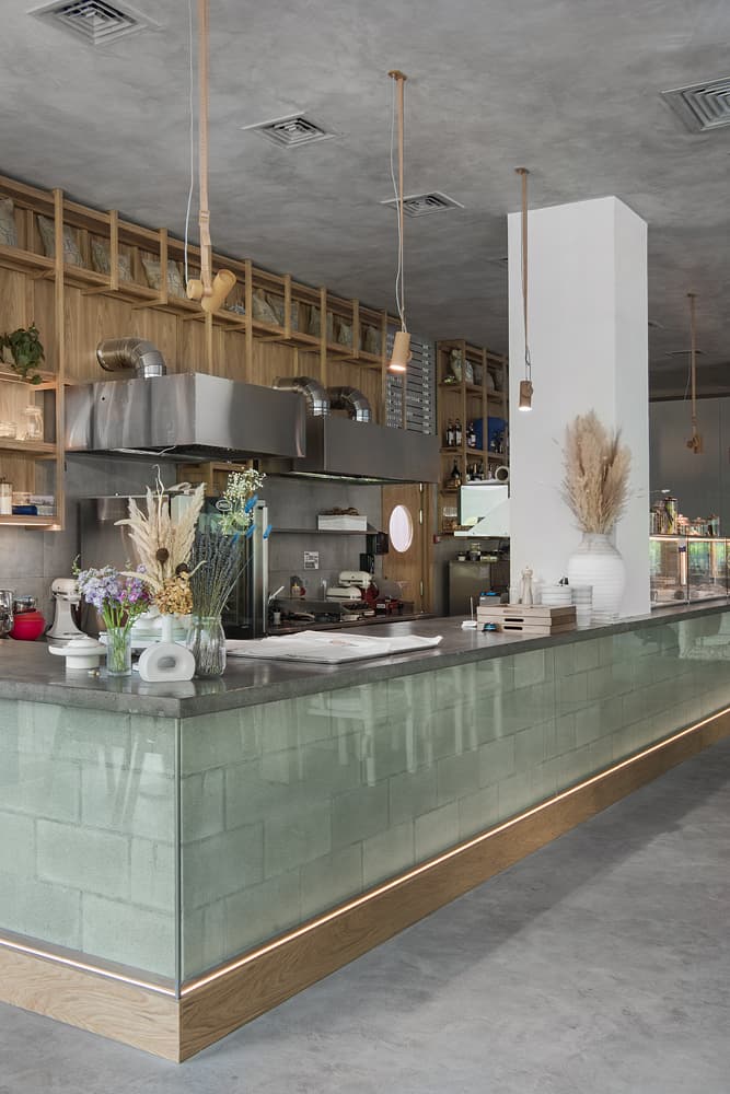 Контрастный интерьер кофейни с ярко-синими акцентами – проект бюро ARCHPOINT