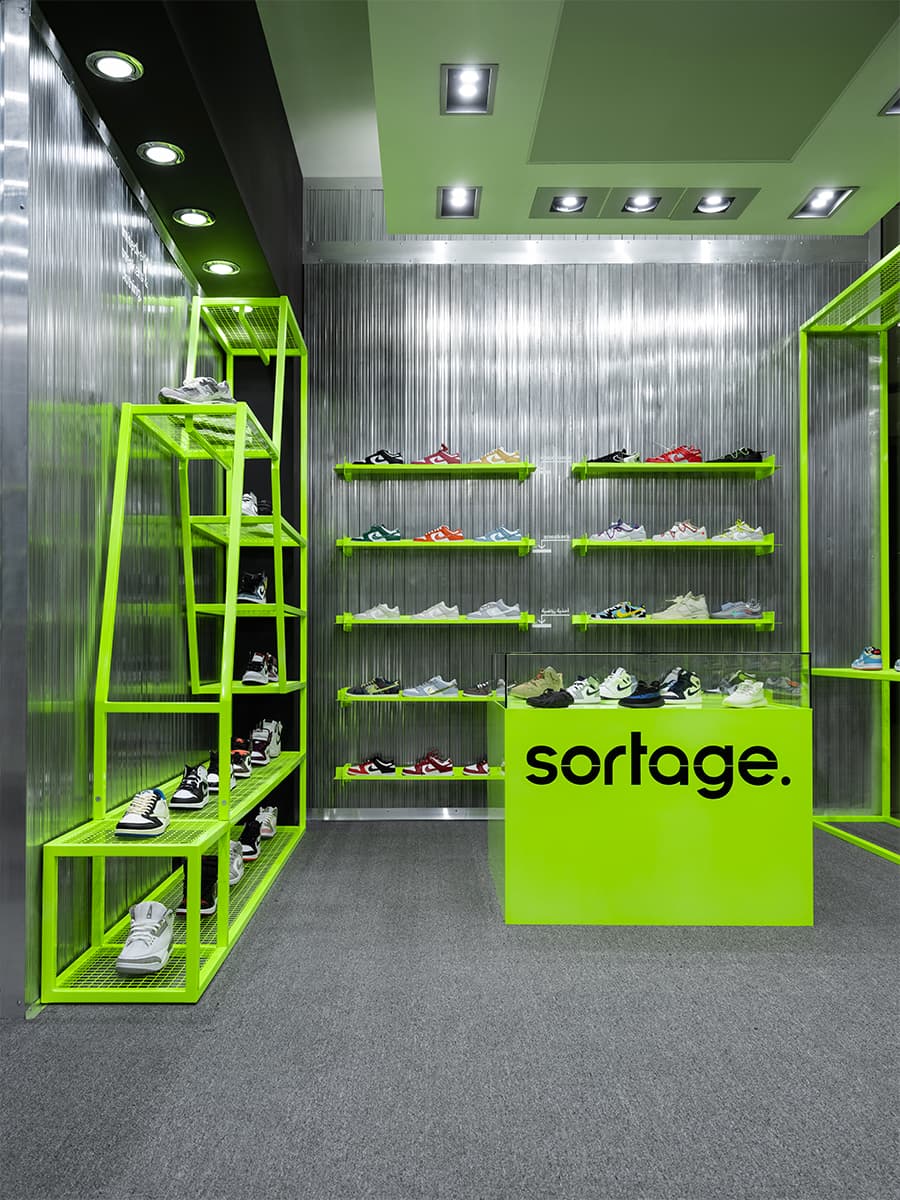 Строительная эстетика и кислотные цвета в интерьере модного концепт-стора – проект NDA Home Studio