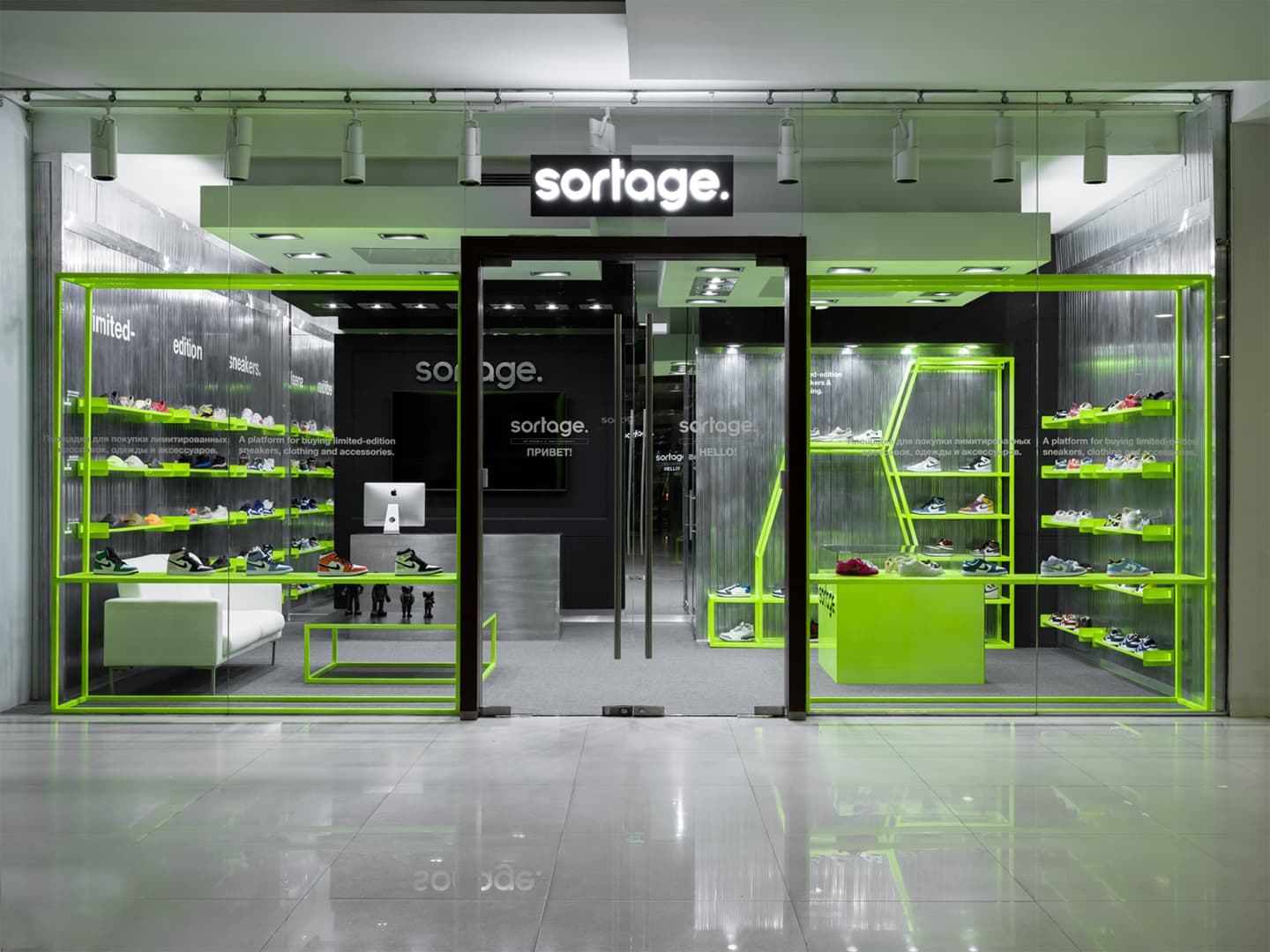 Строительная эстетика и кислотные цвета в интерьере модного концепт-стора – проект NDA Home Studio