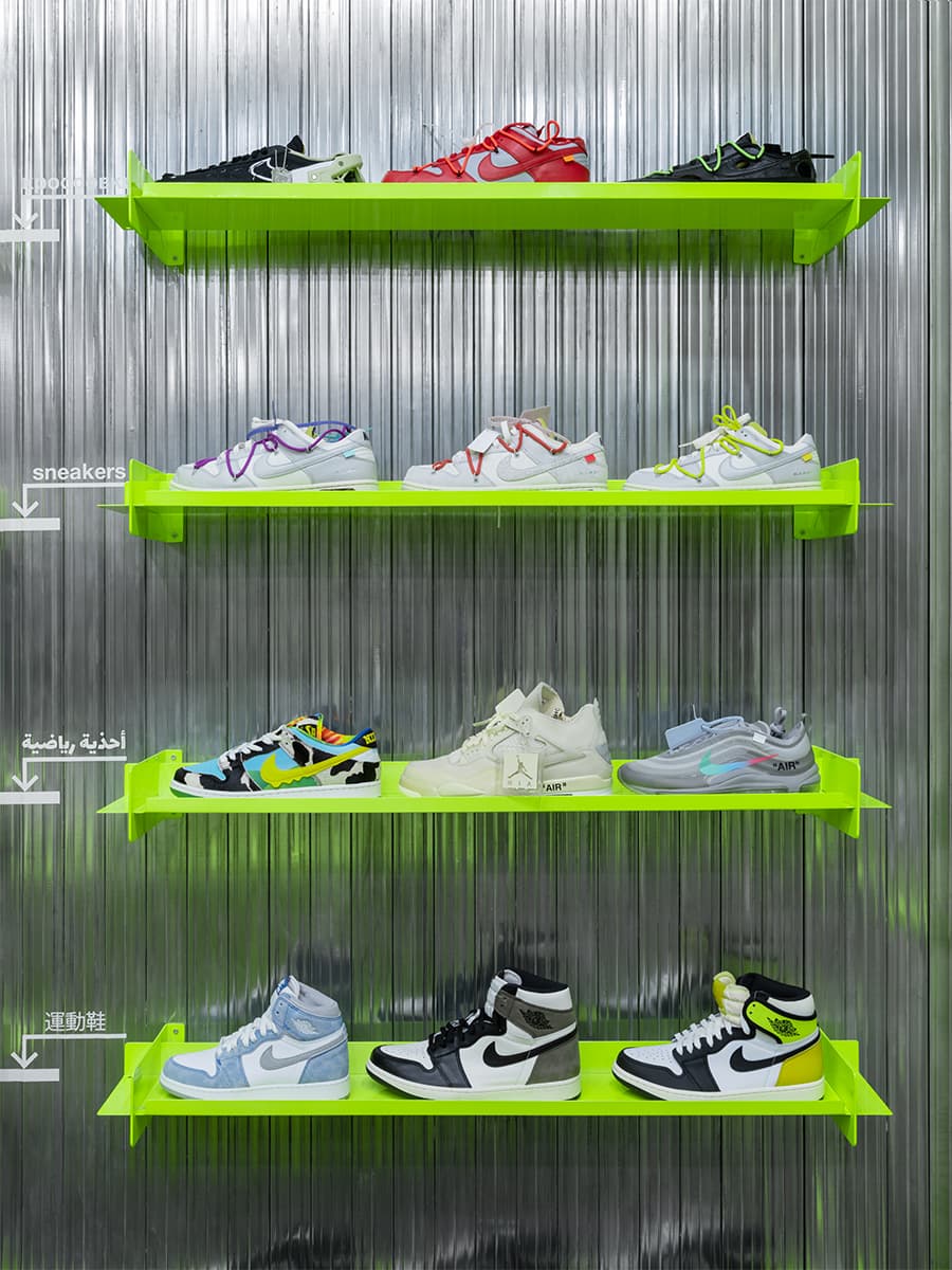 Строительная эстетика и кислотные цвета в интерьере модного концепт-стора – проект NDA Home Studio