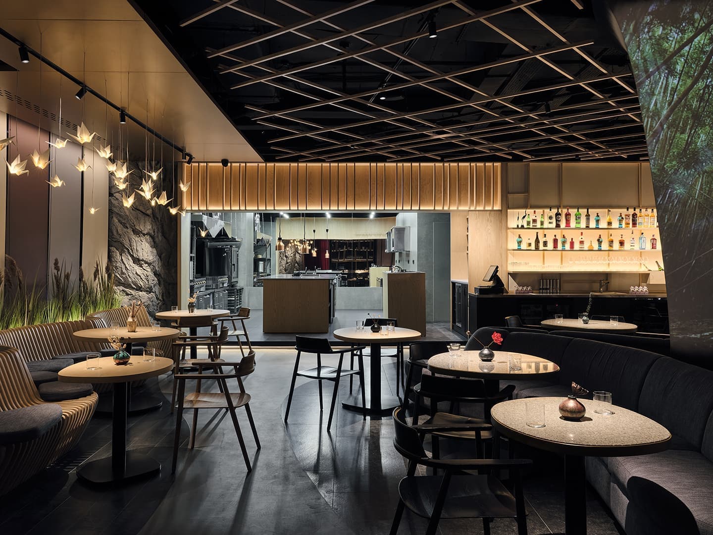 Пятьдесят текстур и покрытий в драматичном интерьере бара-ресторана – проект бюро Ideologist+ Architects и Юсуке Такахаси