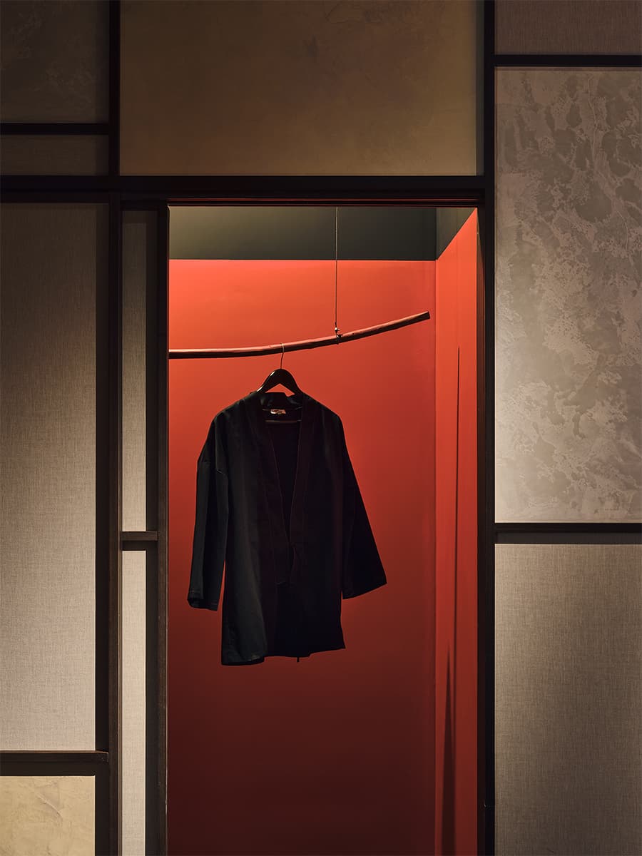 Пятьдесят текстур и покрытий в драматичном интерьере бара-ресторана – проект бюро Ideologist+ Architects и Юсуке Такахаси