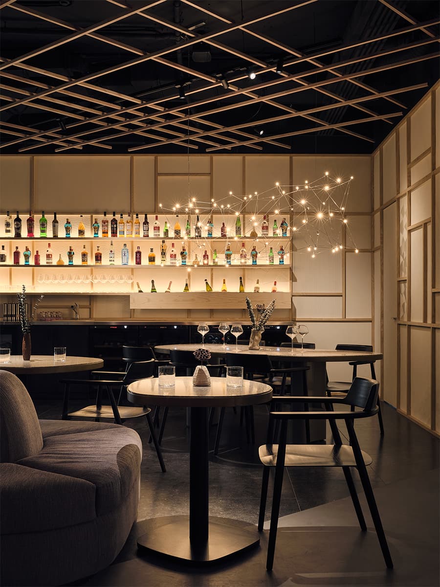 Пятьдесят текстур и покрытий в драматичном интерьере бара-ресторана – проект бюро Ideologist+ Architects и Юсуке Такахаси
