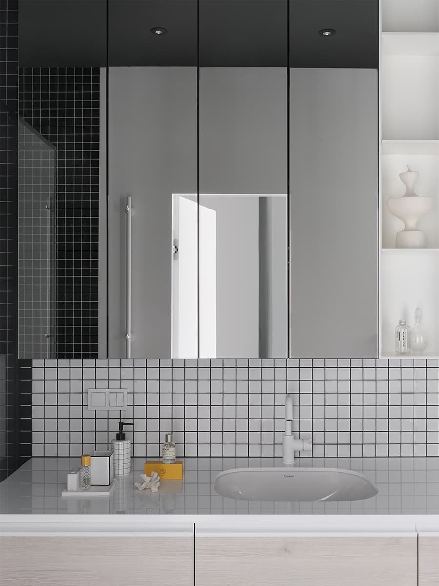 Минималистичный интерьер квартиры под сдачу со спальней-боксом – проект Алексея Иванова