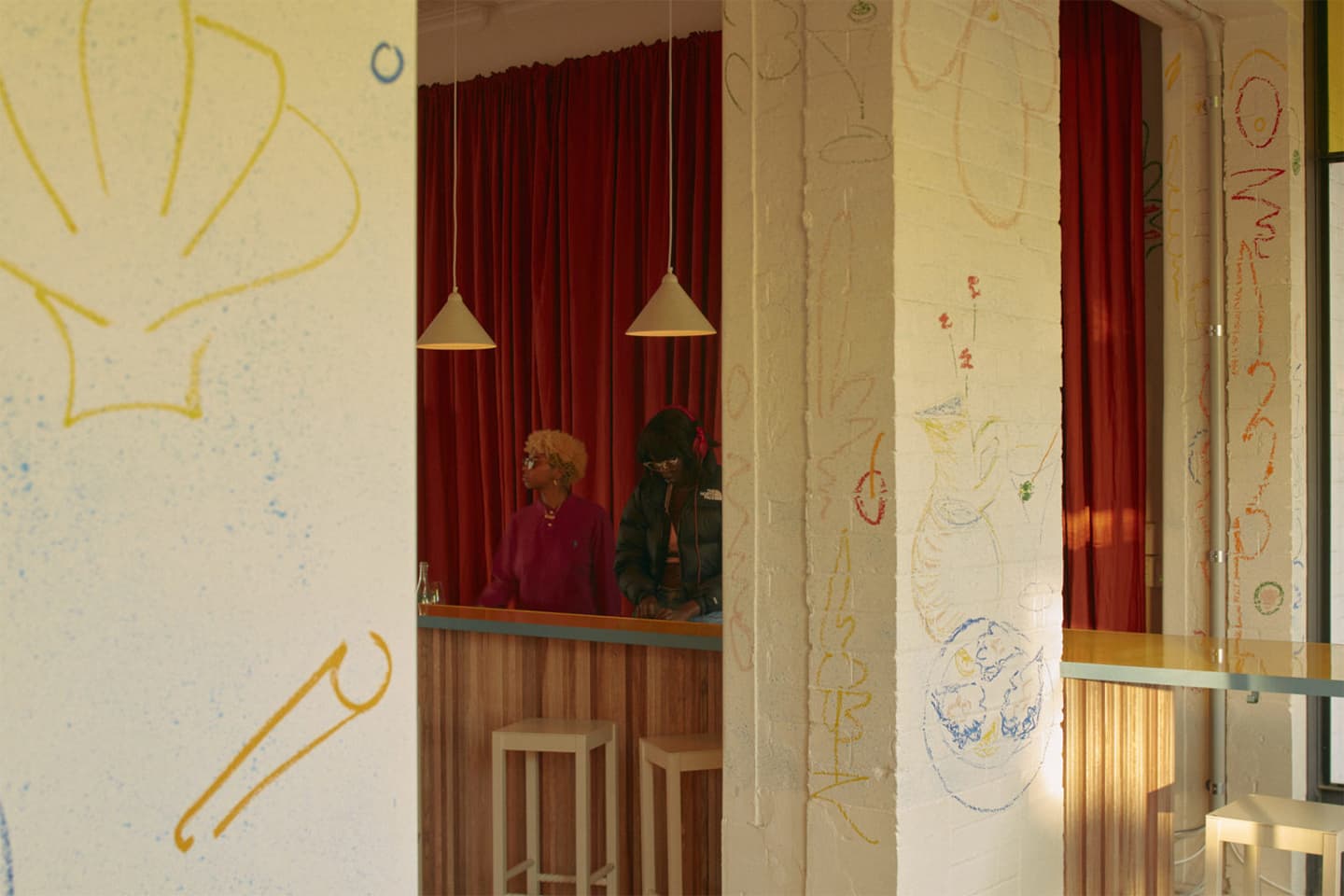 Эстетика ретро и детские рисунки в интерьере офиса радиостанции – проект Питера Фредерика Коула